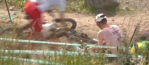 La caduta di Mathieu Van der Poel ai Mondiali Mtb di Glasgow.