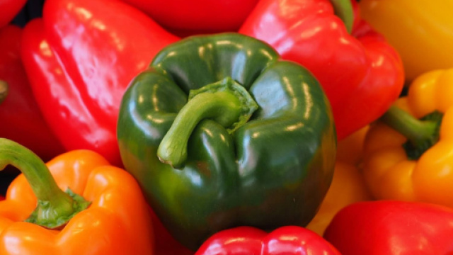 La ricetta del pollo coi peperoni alla romana.