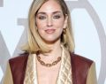 Tendenze moda e outfit, autunno 2023: stivali Texani di Chiara Ferragni e la gonna lunga