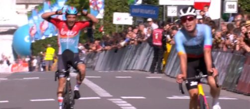 Ciclismo, Victor Campenaerts festeggia la vittoria di De Lie al Tour of Leuven