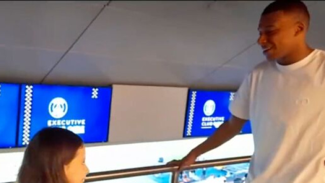 Mbapp&eacute; pr&eacute;sent au Parc des Princes pour PSG-Lorient. (screenshot Twitter - @1SourireCamille)