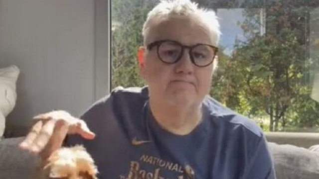 Pierre Ménès et son chien (capture Twitter @EspoirsduFoot)
