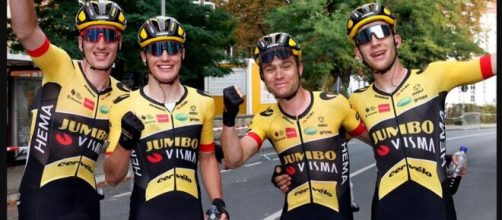 Ciclismo, Michael Hessmann con i compagni della Jumbo Visma al Giro d'Italia.