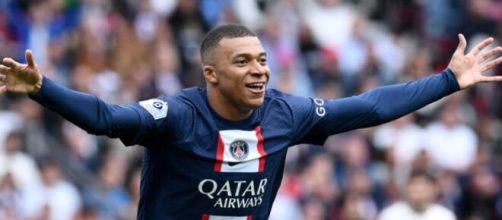 Mbappé devrait rester au PSG cet été. (screenshot Twitter - @ActuFoot_)