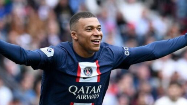 Mbappé devrait rester au PSG cet été. (screenshot Twitter - @ActuFoot_)