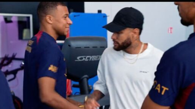 Neymar et Mbappé ne sont plus coéquipiers au PSG. (screenshot Twitter - @PSG_inside)