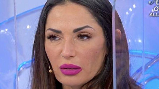 Uomini e Donne: Ida sbugiarda un hater su Ig, poi lo manda a quel paese in musica.