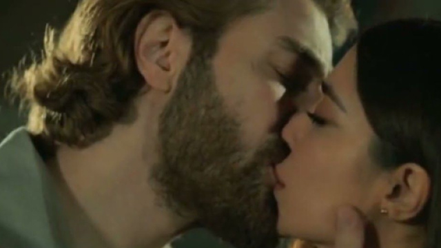 Terra amara, Fikret rivela a Mujgan di essere il fratellastro di Demir.