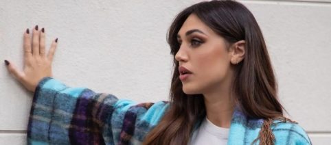 Tendenze moda e outfit, autunno 2023: il blazer e la camicia a righe di Cecilia Rodriguez