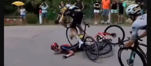 Ciclismo, il drammatico incidente di Carlos Rodriguez e Sepp Kuss