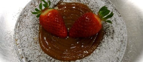 Fragole al cioccolato e caramello, un dessert dolce dolce.