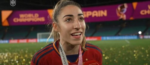Olga Carmona después del partido en que la selección española consigue su primera estrella (Captura/YouTube/SeFutbol)