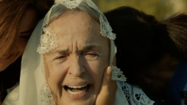 Terra amara, puntata 23 agosto:la nonnina Azize capisce che sua figlia è morta.