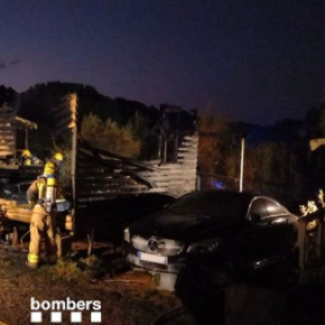 El incendio ha afectado a dos bungalows y un coche (Twitter, @bomberscat)