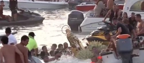 La Virgen del mar cae al agua causando ataques de ansiedad en Huelva (Mediaset)