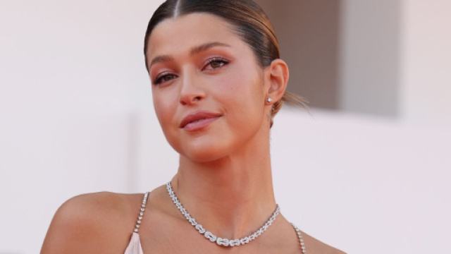 Natalia Paragoni pubblica uno scatto al mare con una birra in mano, utenti critici.