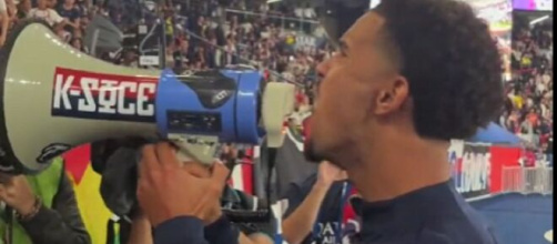 Warren Zaïre-Emery avec les fans du PSG (capture Twitter Actu Foot)