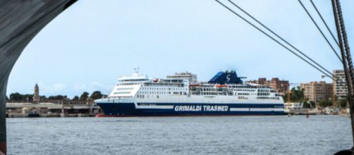 El barco acabó con un boquete en su casco (Twitter, @trasmedferry)