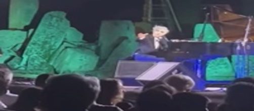 Morgan furioso con il pubblico alla serata dedicata a Battiato: 'Siete proprio stupidi'.