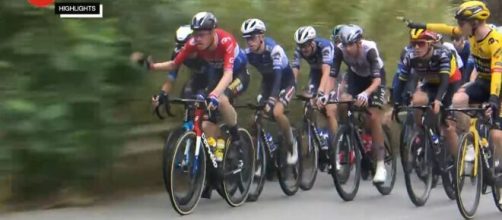 Vuelta, Van Baarle e Vingegaard rallentano il gruppo