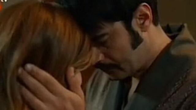 Terra amara anticipazioni: Zuleyha e Demir passano una notte di passione ma lui la inganna.