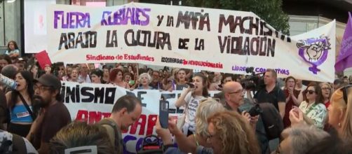 Mujeres manifestantes apoyaron a Jenni Hermoso en una gran concentraciónen en Madrid (Captura de Telecinco)