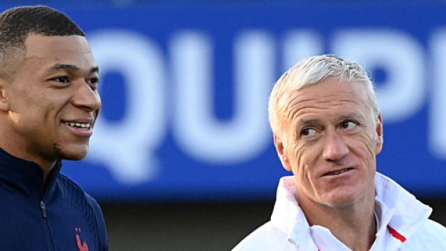 Didier Deschamps et Kylian Mbappé (capture Twitter @_BeFootball)