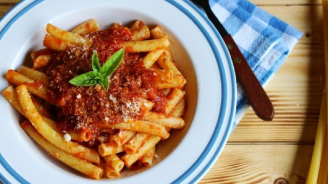 Zite con sugo di seppie, una ricetta fresca per l'estate ma adatta in tutte le stagioni.