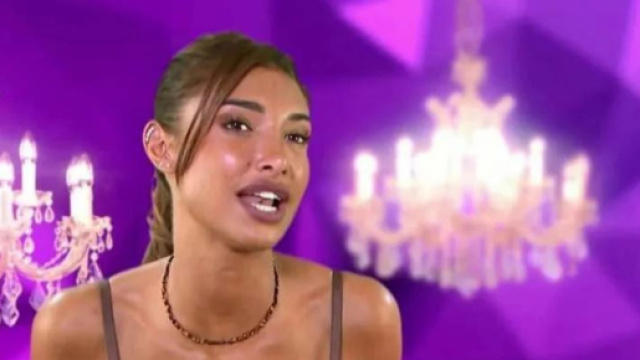 Mélanie Dedigama se sent bien étant célibataire (Screenshoot Twitter @GossipRoomOff)