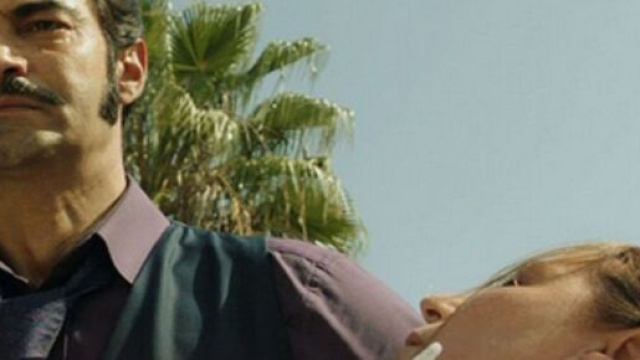 Terra amara, morte Hunkar: Demir prende in braccio il corpo senza vita della madre e la porta alla villa.