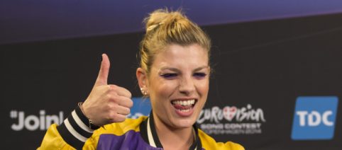 Tendenze moda e outfit, autunno 2023: stivali Texani e i jeans a vita alta di Emma Marrone