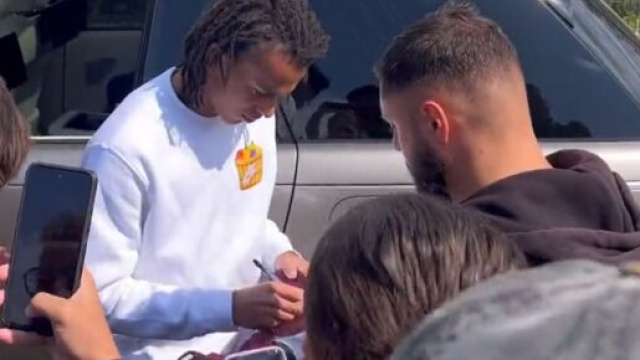 Ethan Mbappé avec les fans du PSG et fait le buzz (capture Twitter @psgcommunity_)