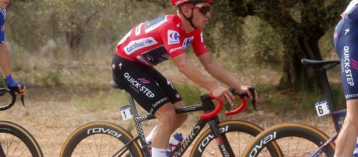 Ciclismo, Remco Evenepoel in maglia rossa alla Vuelta Espana.