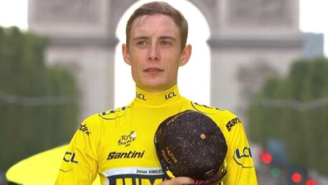 Ciclismo, il vincitore del Tour de France Jonas Vingegaard.