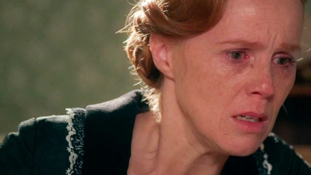 La Promessa nuove trame: Pia usa un corsetto per nascondere la gravidanza e sviene.