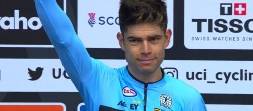 Wout van Aert sul podio dei Mondiali di ciclismo.