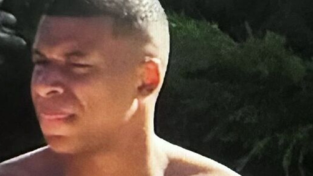 Kylian Mbappé en bonne compagnie en Sardaigne (capture Twitter @lafootballogie)
