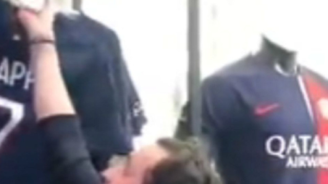 Les maillots floqu&eacute;s 'Mbapp&eacute;' sont retir&eacute;s (capture Twitter @Egzon_kb)