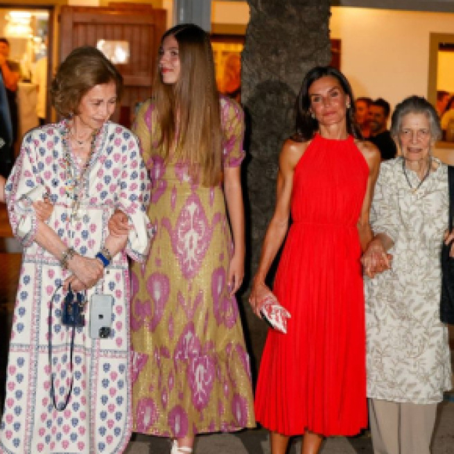 La reina Leticia Ortiz vestida de Mango con una prenda de color rojo (Instagram/spain_royal)