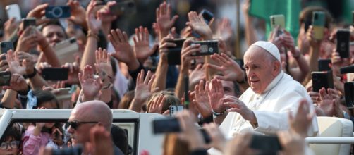 El Papa Francisco saluda a los fieles durante su visita al santuario de Fátima (JMJ Lisboa 2023/Flickr)