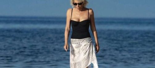 Maria De Filippi, vacanza solitaria dopo il lutto.