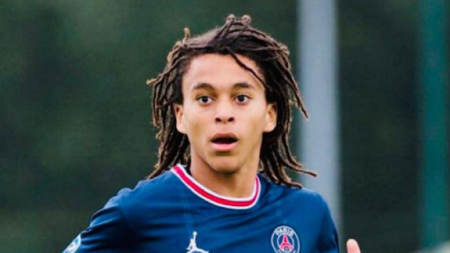 Ethan Mbappé avec le maillot du PSG (capture Twitter @psgcommunity_)