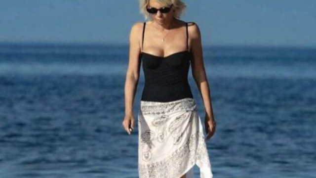 Maria De Filippi, vacanza solitaria dopo il lutto.