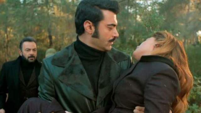 Terra amara trame turche:Demir si rende conto di essere ancora innamorato della moglie.