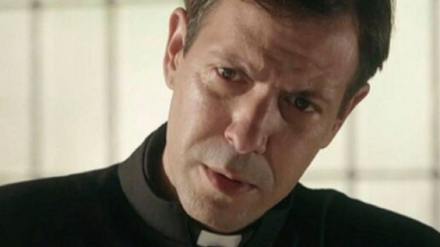 La Promessa, spoiler spagnoli: Padre Camilo viene arrestato.