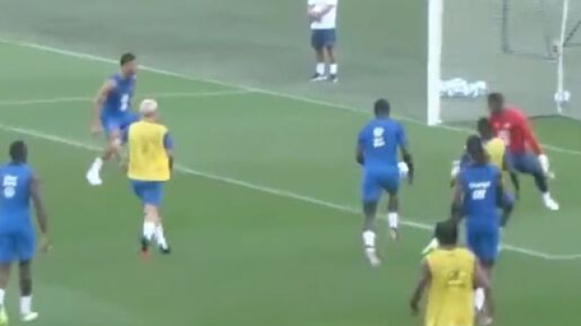 Demb&eacute;l&eacute; auteur d'un joli but &agrave; l'entrainement devant Mbapp&eacute;. (screenshot Twitter - @equipedefrance)