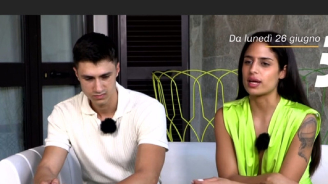 Uomini e Donne, gesto inaspettato di Perla: stringe la mano a Greta.