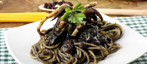 Ricetta, spaghetti al nero seppia: un primo piatto dal gusto intenso.