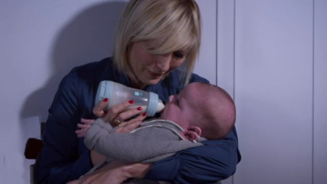 Un posto al sole, Lara (Chiara Conti) assieme al piccolo Tommaso