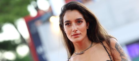 Tendenze manicure autunno 2023: la nail art rossa di Levante e la french effetto glassa